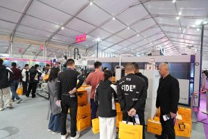 顛覆傳統(tǒng)！正威機(jī)械無腰線紙袋機(jī)驚艷龍港印展，引領(lǐng)綠色智造新范式